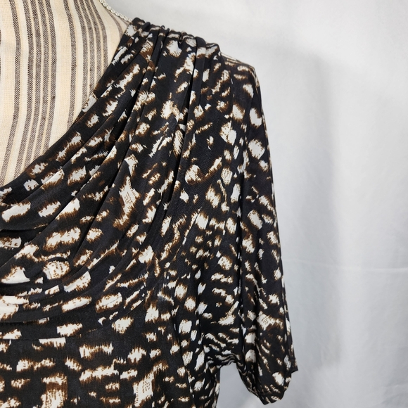 Isabella Rodriguez Black Brown White Print Short Sleeve Drape Neck Top Sz Small - Picture 3 of 9